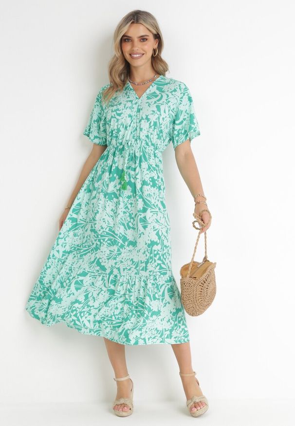 Born2be - Miętowa Sukienka Gertisa. Okazja: na co dzień. Typ kołnierza: kołnierz z falbankami, dekolt w serek. Kolor: miętowy. Materiał: wiskoza. Długość rękawa: krótki rękaw. Wzór: kwiaty. Styl: casual, elegancki