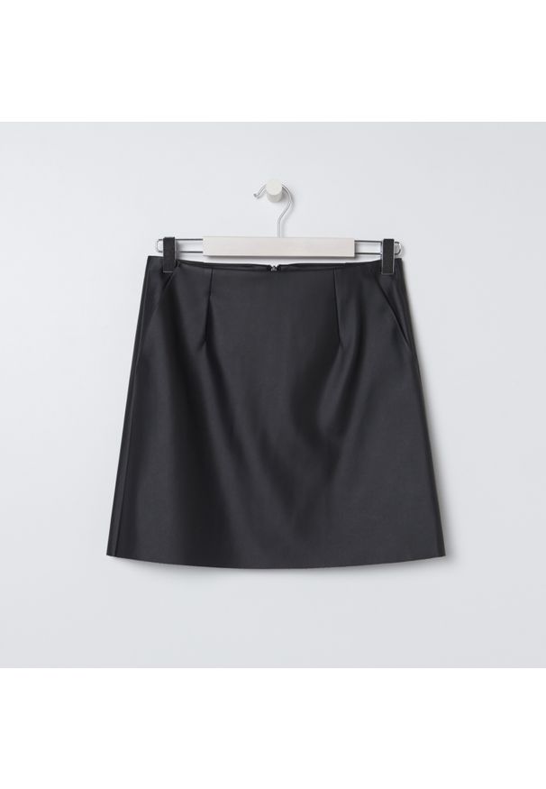 Sinsay - Spódnica mini ze sztucznej skóry - Czarny. Kolor: czarny. Materiał: skóra