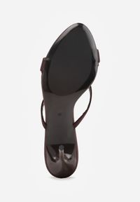 Born2be - Ciemnobrązowe Eleganckie Klapki na Szpilce z Owalną Metaliczną Aplikacją Zelleva. Okazja: na co dzień. Kolor: brązowy. Materiał: jeans. Wzór: aplikacja. Obcas: na szpilce. Styl: elegancki #6