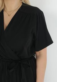 Born2be - Czarna Sukienka z Kopertowym Dekoltem Wiązanym Paskiem i Gumką w Pasie Vung. Kolor: czarny. Materiał: materiał. Typ sukienki: kopertowe. Długość: mini #2