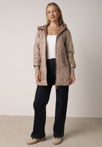 Born2be - Brązowa Pikowana Kurtka Przejściowa z Kapturem i Bocznymi Suwakami Mado. Okazja: na co dzień. Typ kołnierza: kaptur. Kolor: brązowy. Materiał: poliester, jeans. Styl: casual, klasyczny #6