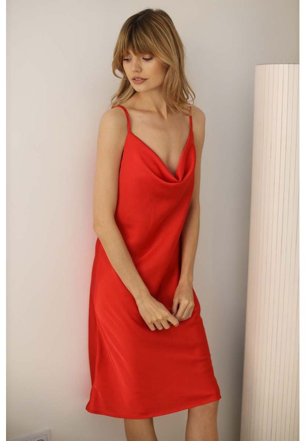 Nommo - Sukienka na Ramiączkach z Dekoltem Typu Woda - Czerwona. Kolor: czerwony. Materiał: poliester, lycra. Długość rękawa: na ramiączkach