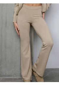 Sinsay - Spodnie flare - beżowy. Kolor: beżowy