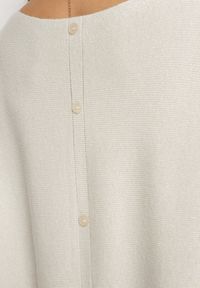 Born2be - Jasnobeżowy Luźny Sweter z Metaliczną Nitką Otaxie. Kolor: beżowy. Materiał: tkanina. Długość rękawa: długi rękaw. Długość: długie. Wzór: aplikacja