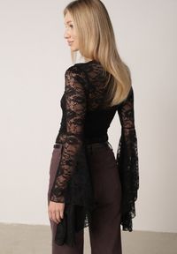 Born2be - Czarna Koronkowa Bluzka z Rozkloszowanymi Długimi Rękawami Ablea. Okazja: na co dzień, na imprezę. Kolor: czarny. Materiał: koronka. Długość rękawa: długi rękaw. Długość: długie. Styl: casual, elegancki #8