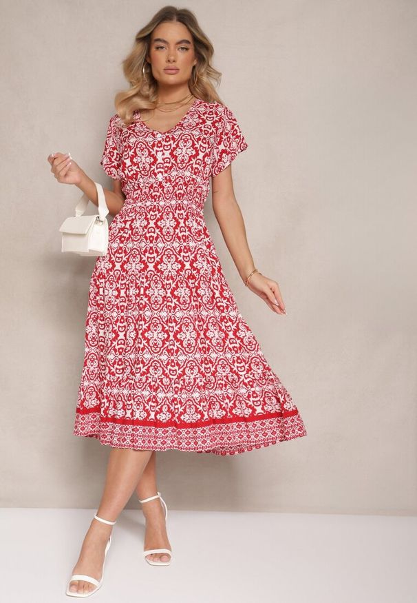 Renee - Czerwona Rozkloszowana Sukienka z Bawełny w Print Paisley Lanarisa. Okazja: na co dzień. Typ kołnierza: dekolt w kształcie V. Kolor: czerwony. Materiał: bawełna. Długość rękawa: krótki rękaw. Wzór: nadruk, paisley. Sezon: lato. Styl: casual, elegancki
