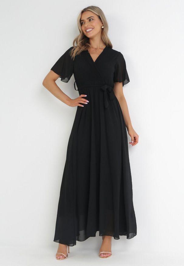 Born2be - Czarna Kopertowa Sukienka z Gumką w Pasie i Plisowaną Górą Davitri. Kolor: czarny. Materiał: materiał. Długość rękawa: krótki rękaw. Typ sukienki: kopertowe. Długość: maxi