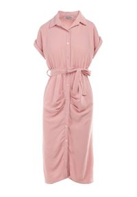 Born2be - Ciemnoróżowa Sukienka Vipny. Okazja: na co dzień. Kolor: różowy. Materiał: tkanina, materiał. Długość rękawa: krótki rękaw. Wzór: aplikacja, gładki, jednolity. Typ sukienki: koszulowe. Styl: casual, klasyczny. Długość: midi #2