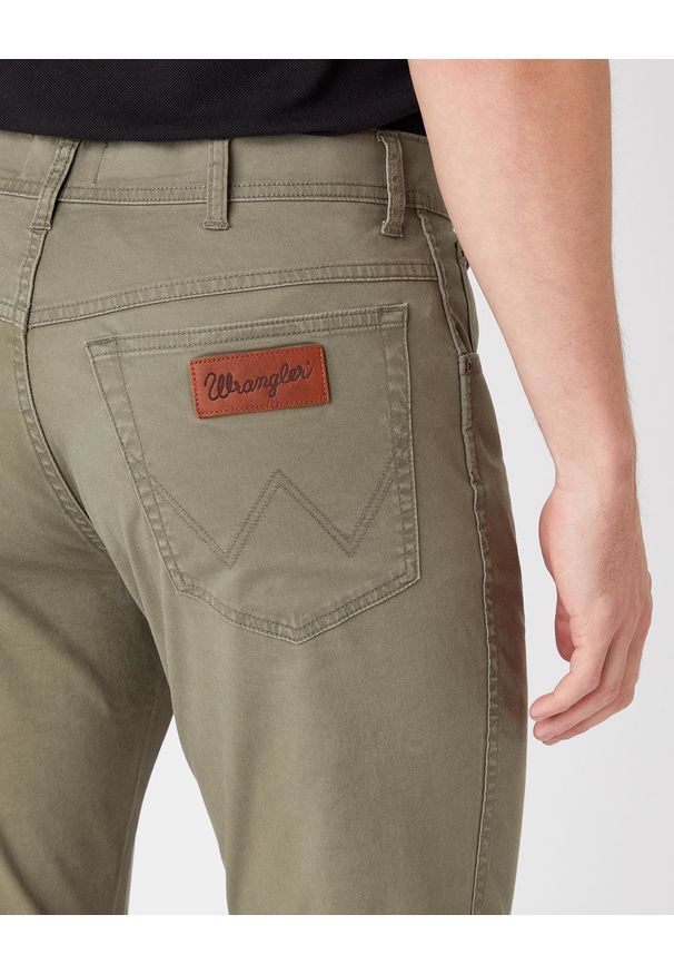 Wrangler - WRANGLER TEXAS SLIM MĘSKIE SPODNIE MATERIAŁOWE DUSTY OLIVE W12SWA275 112126533. Materiał: materiał