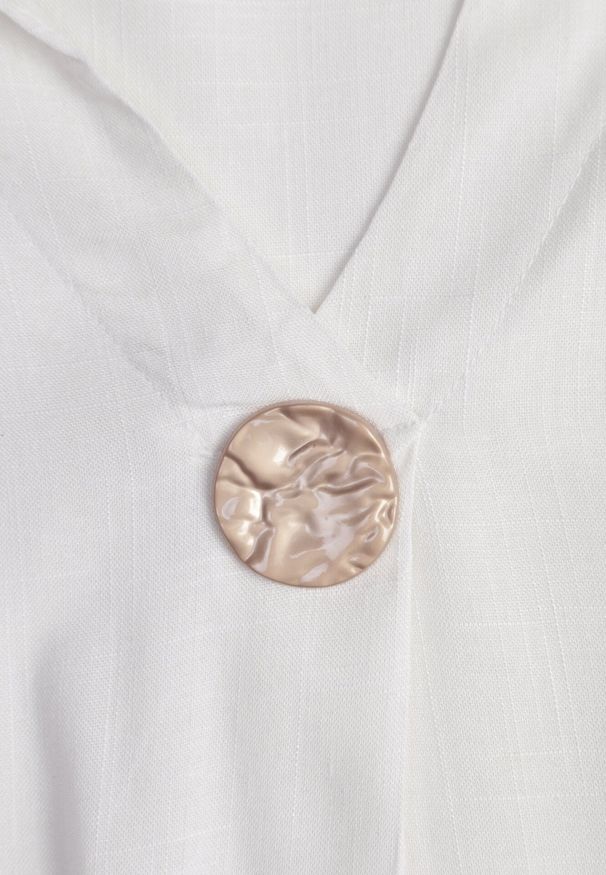 Born2be - Biała Pudełkowa Sukienka z Lnem i Wiskozą Zdobiona Metalicznym Guzikiem Phisoth. Okazja: na co dzień, do pracy, na spotkanie biznesowe. Kolekcja: plus size. Kolor: biały. Materiał: wiskoza, len. Wzór: aplikacja. Sezon: lato. Typ sukienki: dla puszystych, proste. Styl: casual, biznesowy, elegancki