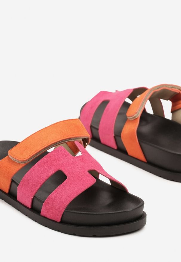 Renee - Fuksjowe Klapki z Ekozamszu na Piankowej Podeszwie Zapinane na Rzep Nimiarianna. Okazja: na spacer. Nosek buta: otwarty. Kolor: różowy. Sezon: lato. Obcas: na płaskiej podeszwie. Styl: elegancki