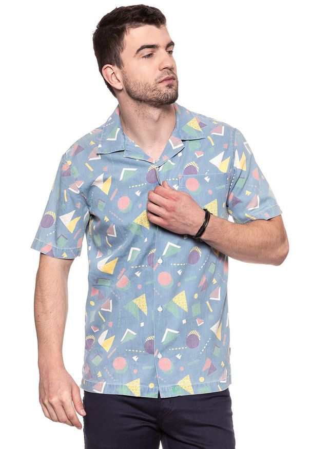Wrangler - KOSZULA MĘSKA KRÓTKI RĘKAW WRANGLER SS RESORT SHIRT LIGHT INDIGO W59078S4E 112129664. Materiał: materiał. Długość rękawa: krótki rękaw. Długość: krótkie. Wzór: kolorowy