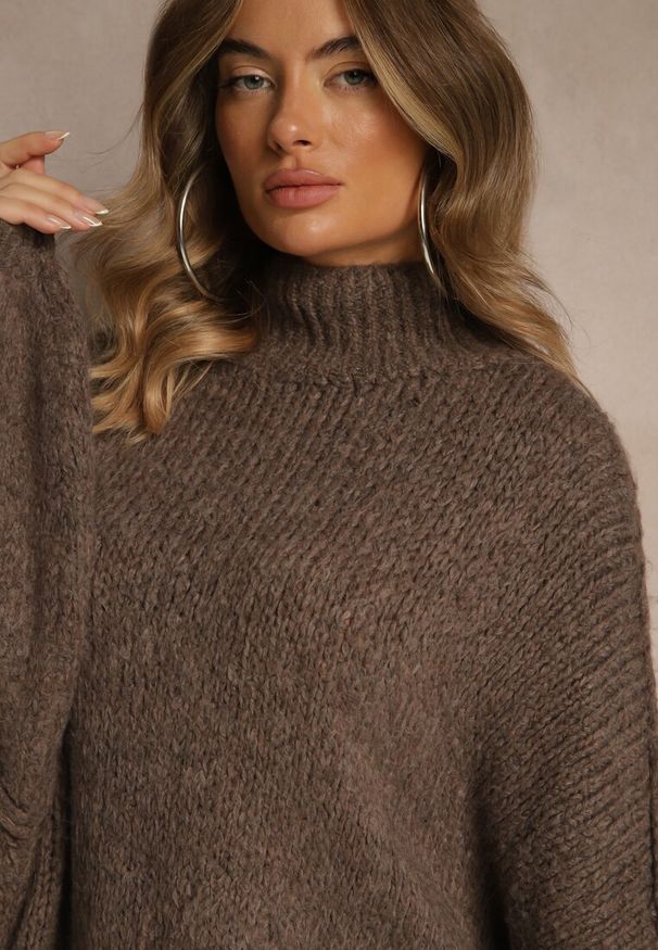 Renee - Jasnobrązowy Golf Oversize z Wełną z Opadającą Linią Ramion Lilirea. Okazja: na co dzień. Typ kołnierza: golf. Kolor: brązowy. Materiał: wełna. Styl: casual, elegancki