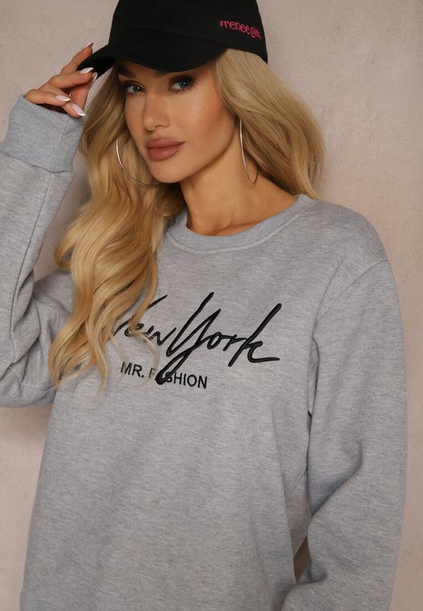 Renee - Szara Bluza z Bawełną i Polarem Ozdobiona Haftowanym Napisem Radela. Kolor: szary. Materiał: polar, bawełna. Długość rękawa: długi rękaw. Długość: długie. Wzór: haft, aplikacja, napisy. Styl: klasyczny, elegancki