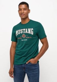 Męski T-Shirt Mustang Style Alex C Print June Bug 1014462 6485. Wzór: nadruk #7