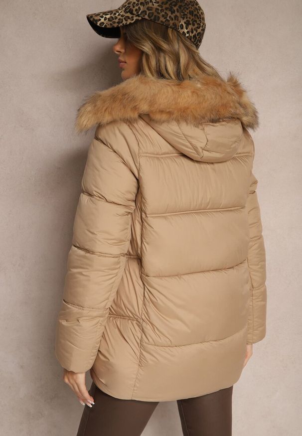 Renee - Ciemnobeżowa Zimowa Kurtka z Pikowanymi Przeszyciami Kieszeniami i Kapturem z Odpinanym Futrem Ililda. Okazja: na spotkanie biznesowe, do pracy, na spacer. Typ kołnierza: kaptur. Kolor: beżowy. Materiał: futro. Sezon: zima. Styl: biznesowy, elegancki