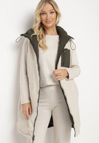 Born2be - Ciemnozielona Pikowana Kamizelka Dwustronna z Futerkiem Typu Baranek i Kapturem Lertiala. Okazja: na co dzień. Kolor: zielony. Materiał: futro. Wzór: aplikacja. Styl: casual, elegancki, klasyczny #6