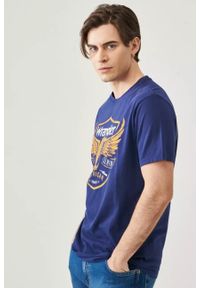 Wrangler - WRANGLER AMERICANA TEE MĘSKI T-SHIRT KOSZULKA NADRUK LOGO MEDIEVAL BLUE W7J0D3X9I. Wzór: nadruk