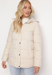 Born2be - Jasnobeżowa Kurtka Pikowana z Nieodpinanym Kapturem i Suwakami na Dole Nornals. Okazja: na co dzień. Kolor: beżowy. Materiał: jeans. Sezon: zima, jesień. Styl: klasyczny, casual #3