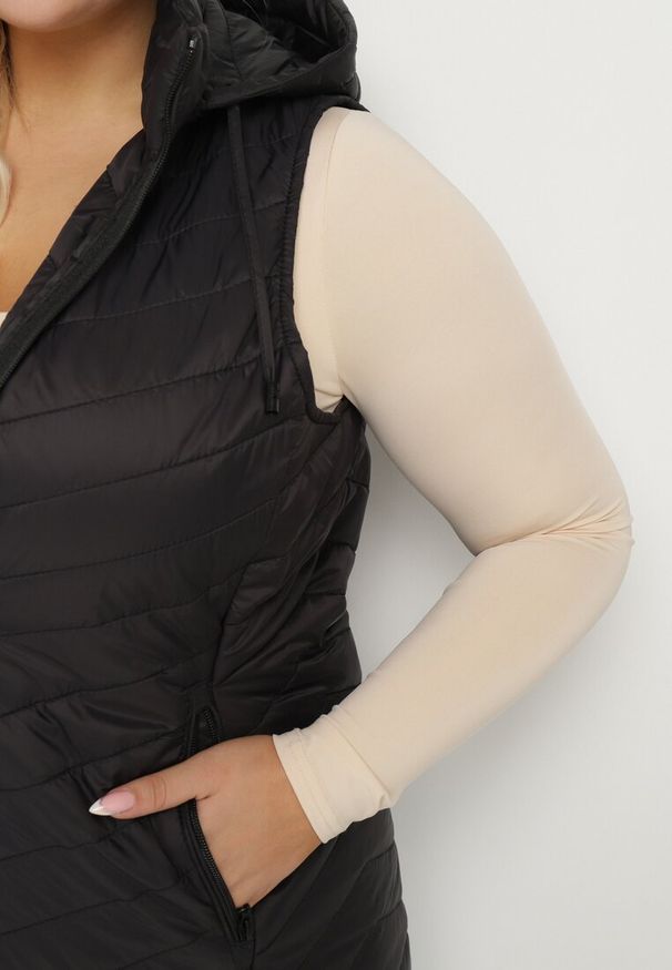 Born2be - Czarna Pikowana Kamizelka Taliowana z Odpinanym Kapturem Delionis. Kolekcja: plus size. Kolor: czarny. Materiał: dresówka. Styl: elegancki