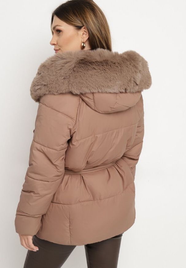 Born2be - Ciemnobeżowa Pikowana Kurtka z Kapturem i Odpinanym Futrem z Paskiem w Tali Siamirae. Okazja: na co dzień. Typ kołnierza: kaptur. Kolor: beżowy. Materiał: futro. Styl: casual, elegancki