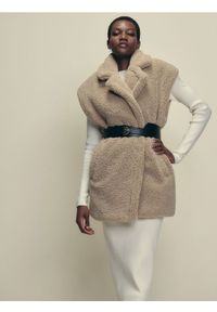 Reserved - Kamizelka ze sztucznego futra - beżowy. Kolor: beżowy. Materiał: futro. Styl: klasyczny #1