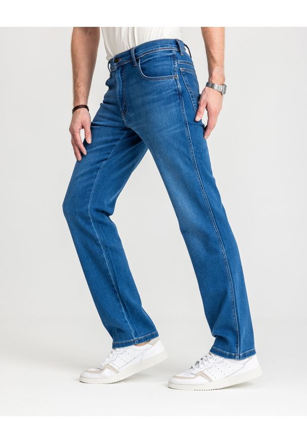 Wrangler - SPODNIE JEANSOWE JEANSY DŻINSY WRANGLER TEXAS RUSTIC 112361301. Okazja: do pracy, na co dzień. Styl: elegancki, klasyczny, casual