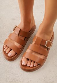 Born2be - Brązowe Klapki na Płaskiej Podeszwie z Paskiem z Klamerką Ylindra. Okazja: na co dzień, na randkę. Kolor: brązowy. Materiał: jeans. Obcas: na płaskiej podeszwie. Styl: casual, elegancki #6