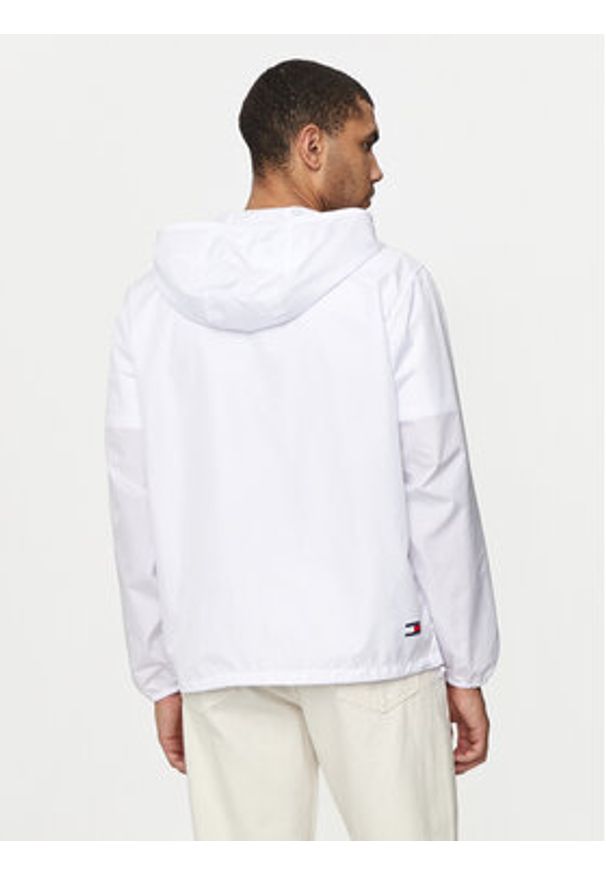 Tommy Jeans Wiatrówka Chicago DM0DM20204 Biały Regular Fit. Kolor: biały. Materiał: syntetyk