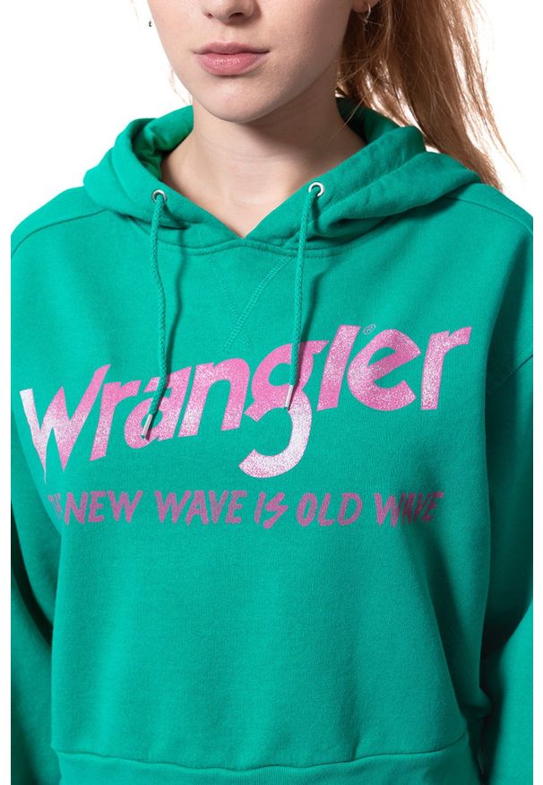 Wrangler - BLUZA WRANGLER DAMSKA CROP HOODIE SPECTRA GREEN W6068IGWB 112130417. Typ kołnierza: kaptur. Wzór: nadruk