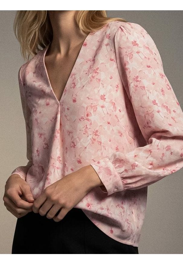 Sinsay - Bluzka koszulowa z dekoltem V w kwiaty z wiskozy - różowy. Kolor: różowy. Materiał: wiskoza. Wzór: kwiaty