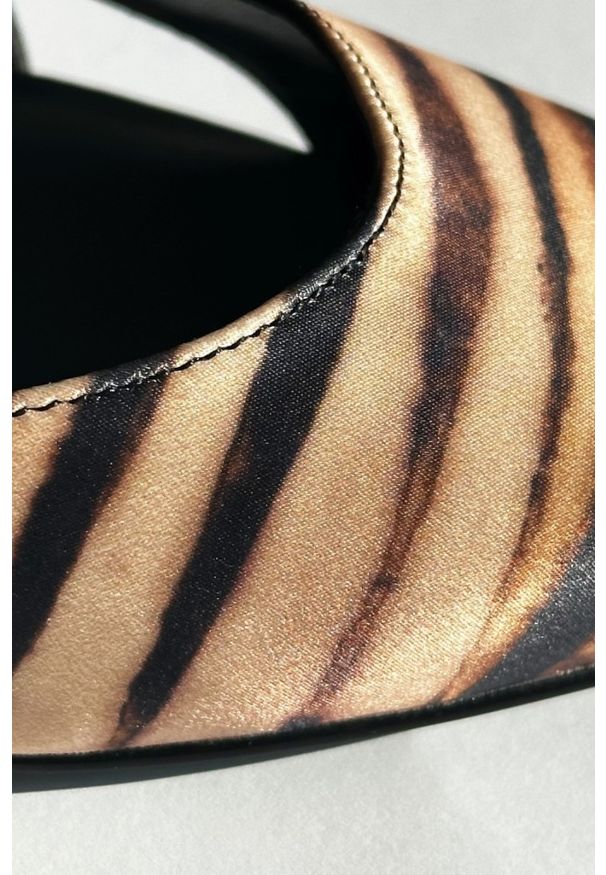 Just Cavalli - JUST CAVALLI Czarne damskie sandały Frina, Rozmiar 38. Kolor: czarny. Obcas: na obcasie. Styl: elegancki. Wysokość obcasa: niski