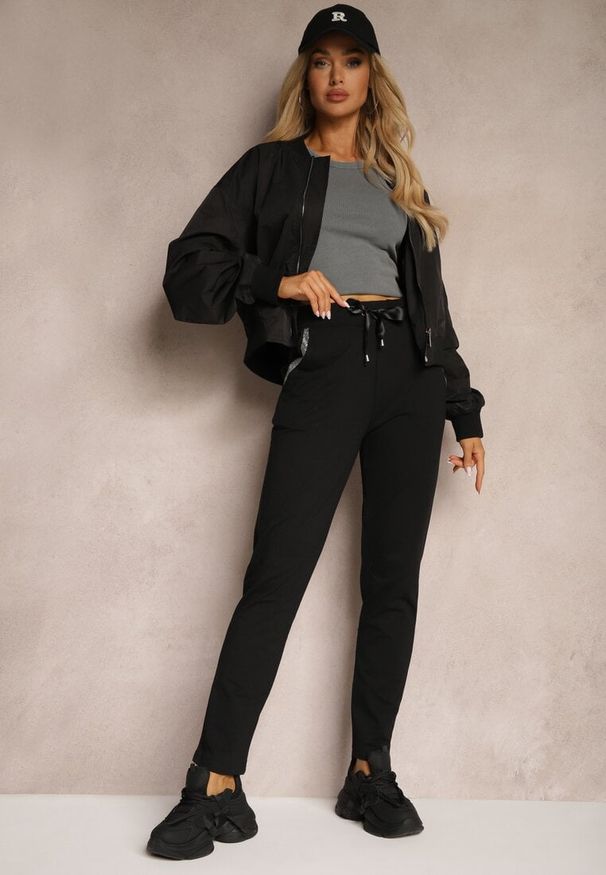Renee - Czarne Dresowe Spodnie z Gumką w Pasie High Waist z Cyrkoniami Bravur. Stan: podwyższony. Kolor: czarny. Materiał: dresówka