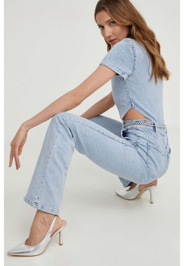 Answear Lab kombinezon jeansowy kolor niebieski z kołnierzykiemm. Okazja: na co dzień. Kolor: niebieski. Materiał: jeans. Długość rękawa: krótki rękaw. Długość: krótkie. Styl: wakacyjny
