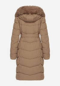 Born2be - Beżowa Pikowana Kurtka z Futerkowym Obszyciem i Paskiem Samiria. Okazja: na co dzień, do pracy, na spotkanie biznesowe. Kolor: beżowy. Materiał: poliester, dzianina, jeans, futro. Styl: biznesowy, klasyczny, casual #7