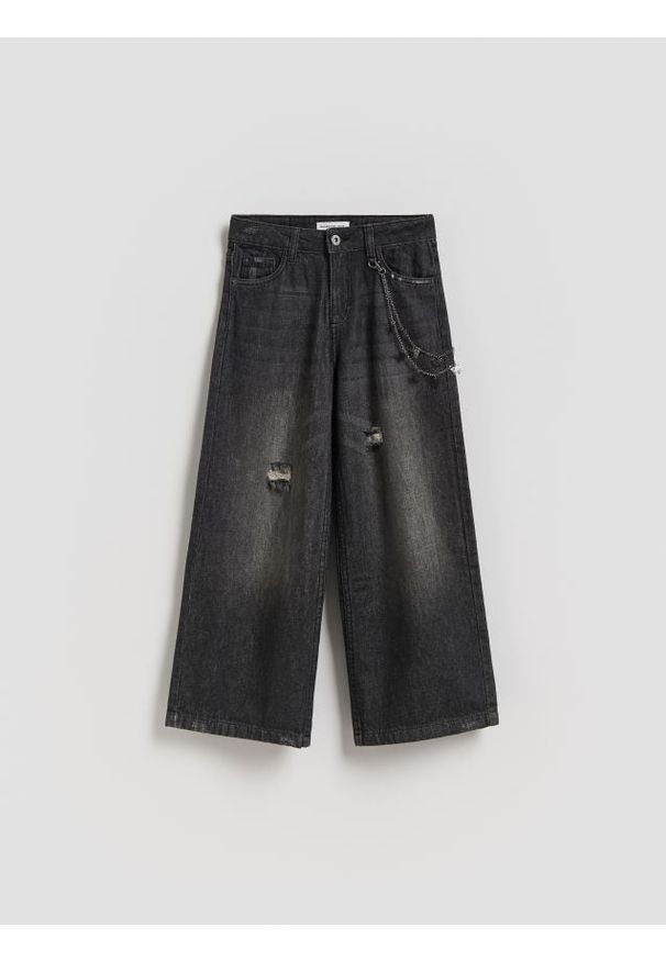Reserved - Jeansy super wide leg z breloczkiem - czarny. Kolor: czarny