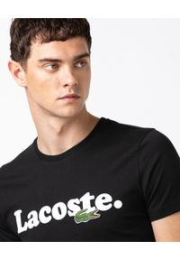 Lacoste - LACOSTE - Czarny t-shirt z nadrukiem logo. Kolor: czarny. Materiał: jeans, bawełna. Wzór: nadruk. Styl: klasyczny, sportowy #3