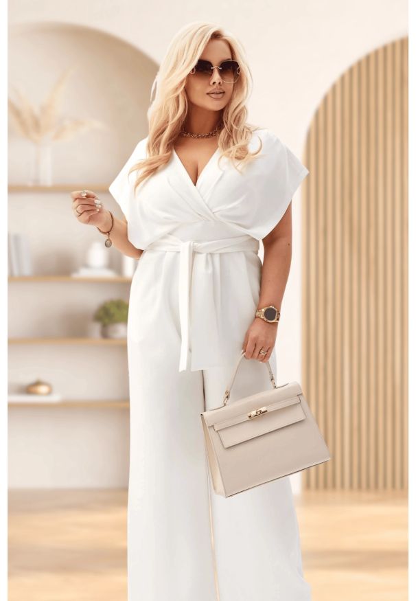 Moda Size Plus Iwanek - Elegancki kombinezon Valentina w kolorze ecru PLUS SIZE XXL. Okazja: na imprezę. Stan: podwyższony. Kolekcja: plus size. Materiał: tkanina, poliester, elastan. Długość: krótkie. Wzór: gładki. Styl: elegancki