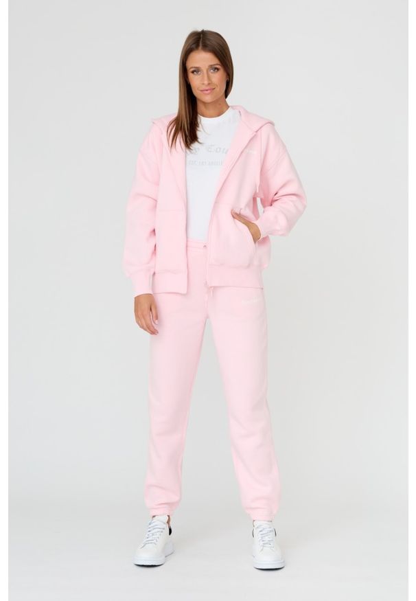 Juicy Couture - JUICY COUTURE Różowe spodnie Sora. Kolor: różowy. Materiał: bawełna