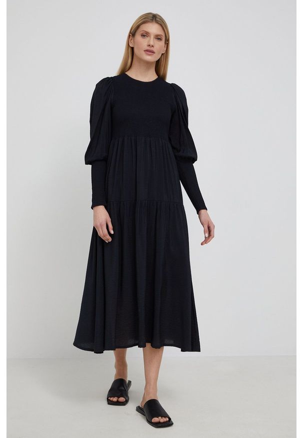 GESTUZ - Gestuz sukienka kolor czarny maxi rozkloszowana. Kolor: czarny. Materiał: tkanina, materiał, wiskoza. Długość rękawa: długi rękaw. Długość: maxi