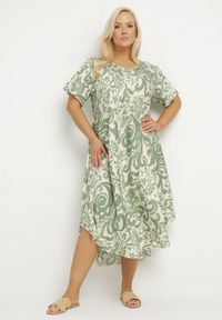 Born2be - Zielona Rozkloszowana Sukienka z Wiskozy z Geometrycznym Wzorem Emisova. Okazja: na co dzień. Kolor: zielony. Materiał: wiskoza. Długość rękawa: krótki rękaw. Wzór: geometria. Styl: casual, elegancki #1