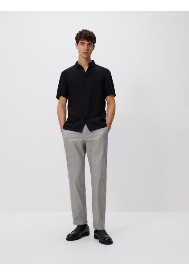 Reserved - Spodnie chino regular z lnem - oliwkowy. Kolor: oliwkowy. Materiał: len