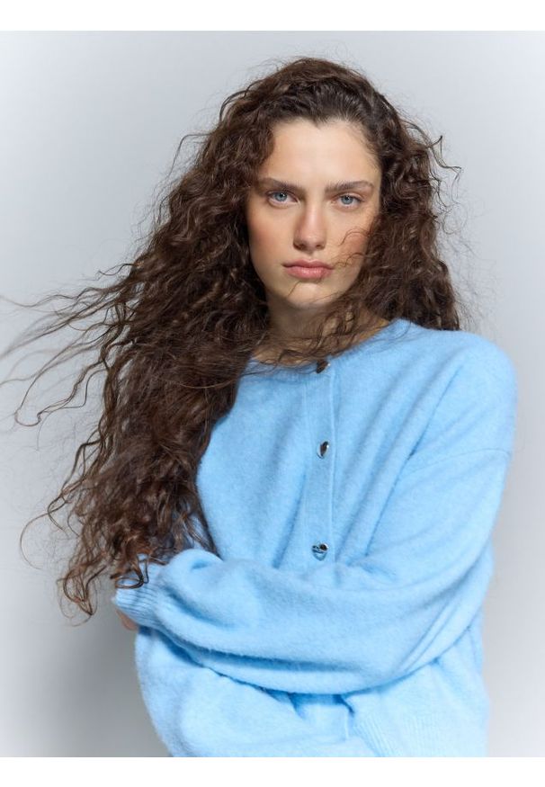 Reserved - Sweter z dekoracyjnymi guzikami - jasnoniebieski. Kolor: niebieski. Materiał: wełna, dzianina