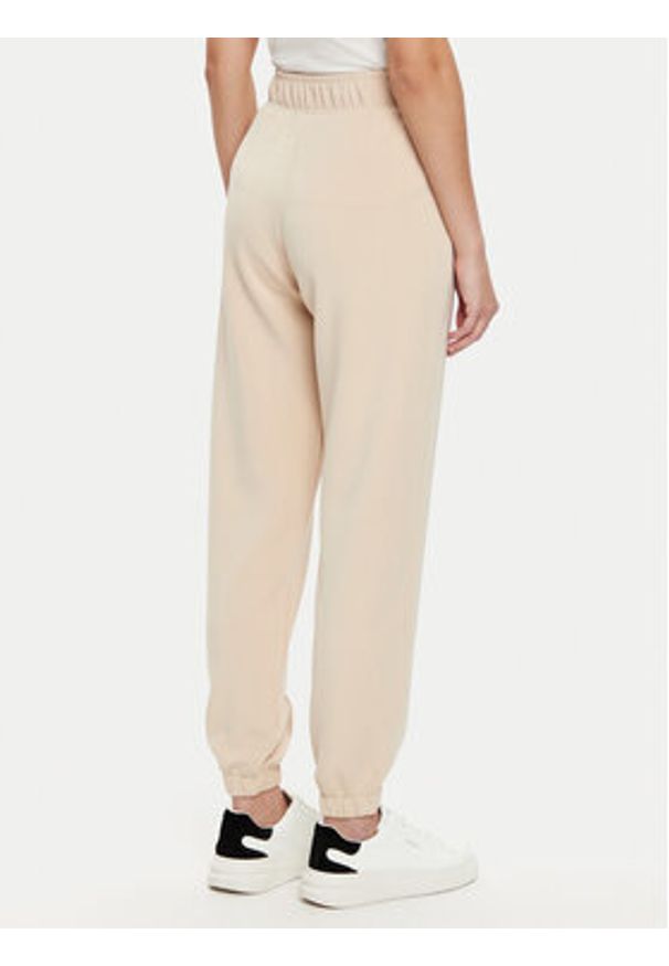 Guess Spodnie dresowe V5RB11 KCAY2 Beżowy Regular Fit. Kolor: beżowy. Materiał: syntetyk