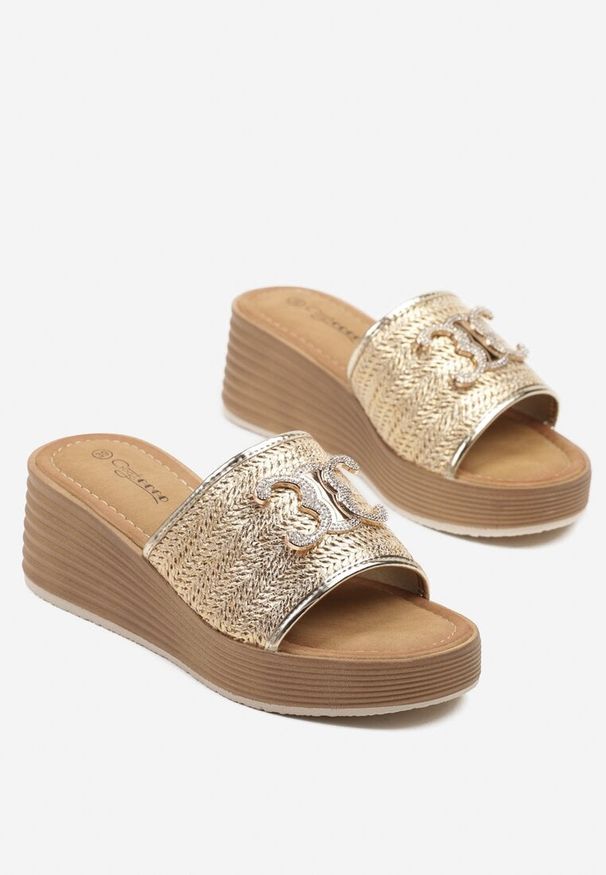Born2be - Złote Klapki na Koturnie z Plecionką i Ozdobą z Cyrkoniami Kinitera. Okazja: na spacer. Kolor: złoty. Wzór: aplikacja. Sezon: lato. Obcas: na koturnie. Styl: elegancki