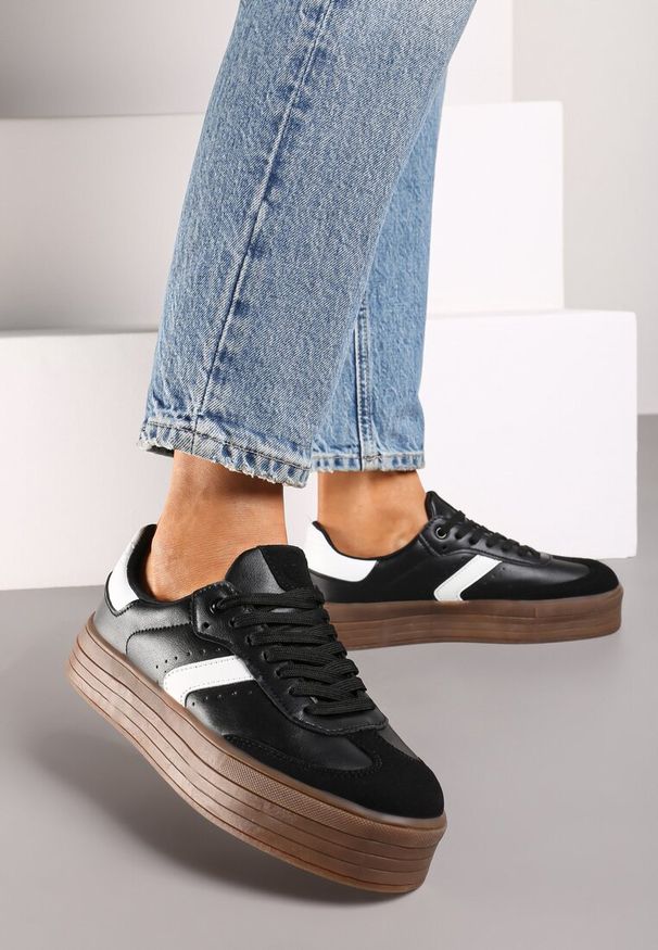 Born2be - Czarne Sneakersy na Grubej Podeszwie z Ozdobnymi Wstawkami Irithine. Okazja: na co dzień, na spotkanie biznesowe, na spacer. Nosek buta: okrągły. Zapięcie: sznurówki. Kolor: czarny. Materiał: jeans. Sport: turystyka piesza