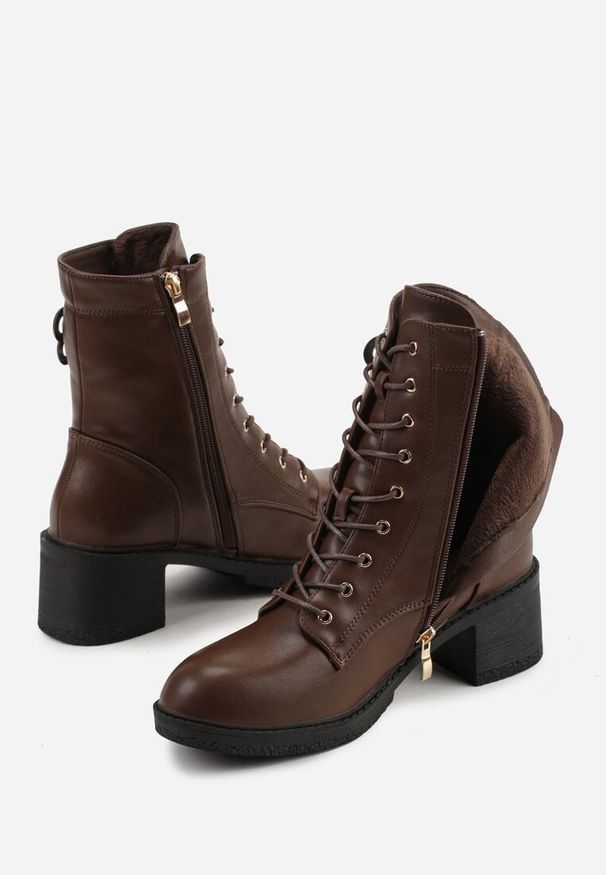 Born2be - Brązowe Botki Trzewiki Vices na Słupku Zdobione Metaliczną Aplikacją Nivitte. Okazja: na co dzień, do pracy, na spotkanie biznesowe. Kolor: brązowy. Materiał: dzianina. Wzór: aplikacja. Obcas: na słupku. Styl: casual, biznesowy, elegancki