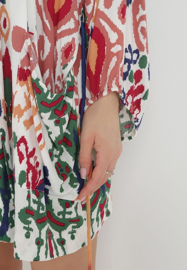 Born2be - Biała Tunika Wiązana w Fantazyjny Print Eiretine. Kolor: biały. Materiał: tkanina, wiskoza. Długość rękawa: długi rękaw. Długość: długie. Wzór: nadruk