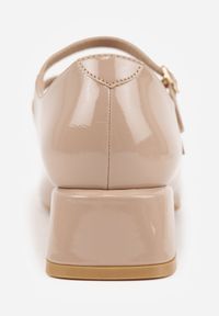 Born2be - Ciemnobeżowe Lakierowane Czółenka na Obcasie Ozdobione Paskami ze Sprzączkami Vomera. Zapięcie: pasek. Kolor: beżowy. Materiał: lakier. Wzór: aplikacja. Obcas: na obcasie. Styl: elegancki, klasyczny, wizytowy. Wysokość obcasa: średni #5