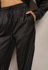 Renee - Czarne Szerokie Spodnie z Gumką w Talii i Błyszczącym Wzorem w Paski Zoyama. Kolor: czarny. Wzór: paski #5